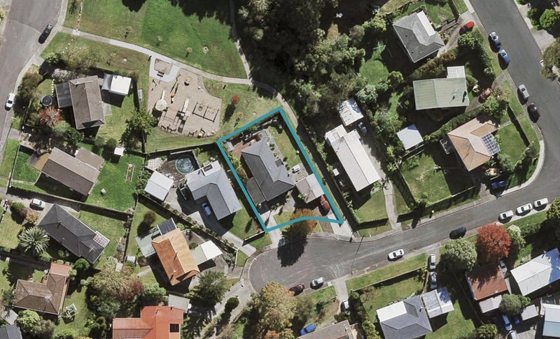 2 Julia Place, Totara Vale, Auckland - Carousel 1