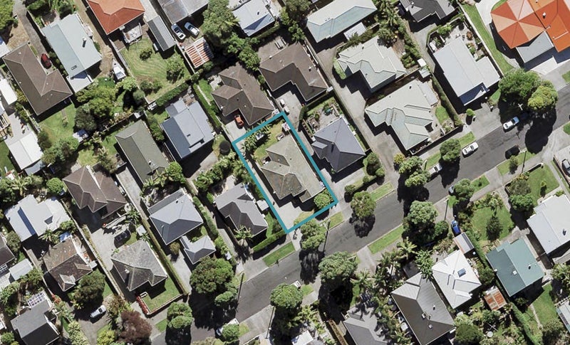 13 Alberta Street, Point Chevalier, Auckland - Carousel 1