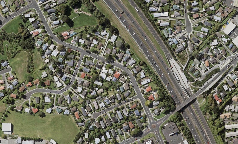 14 Totaravale Drive, Totara Vale, Auckland - Carousel 1