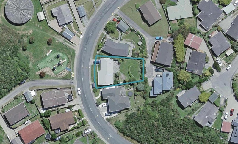 92 Montgomery Avenue, Karori, Wellington - Carousel 1
