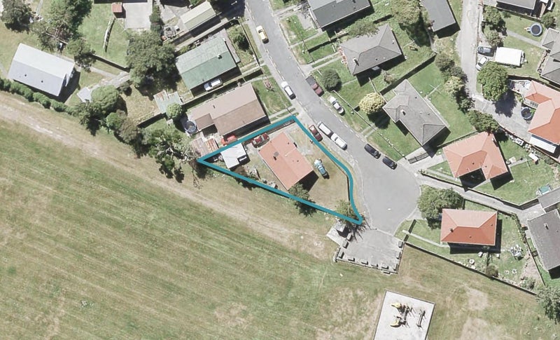 10 Ngaturi Grove, Wainuiomata, Lower Hutt - Carousel 1