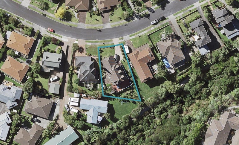 16 Channing Crescent, Botany Downs, Auckland - Carousel 1