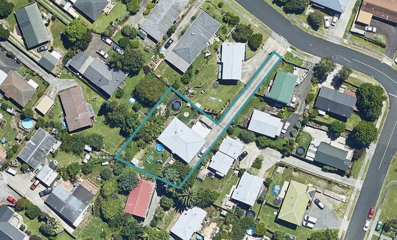 12 Chester Street, Judea, Tauranga - Carousel 1