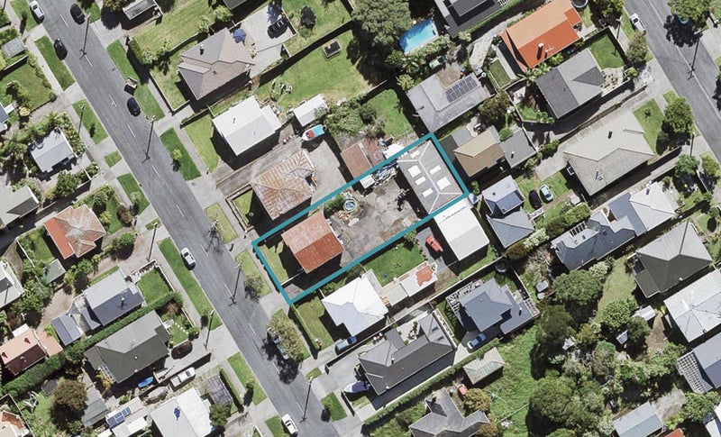 39 Kiwi Road, Point Chevalier, Auckland - Carousel 1