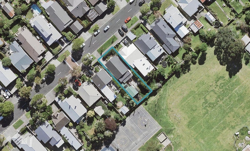 21 Warwick Avenue, Westmere, Auckland - Carousel 1