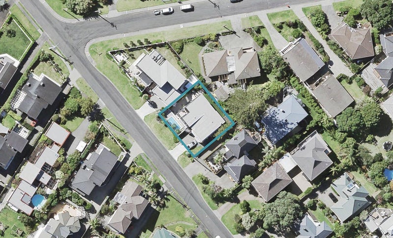 2/11 Folkestone Street, Murrays Bay, Auckland - Carousel 1
