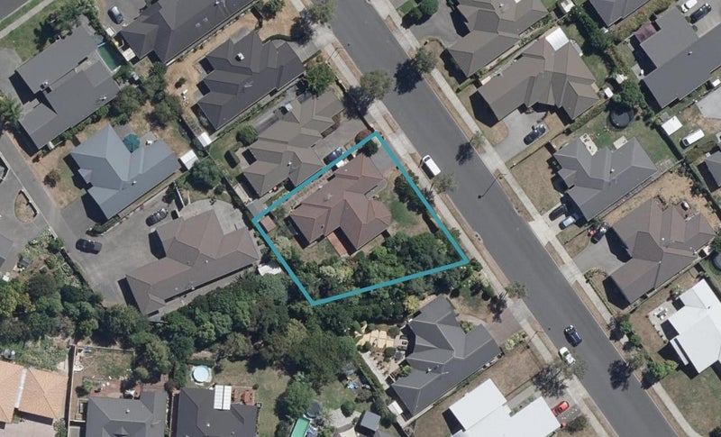 23 Barrington Drive, Huntington, Hamilton - Carousel 1