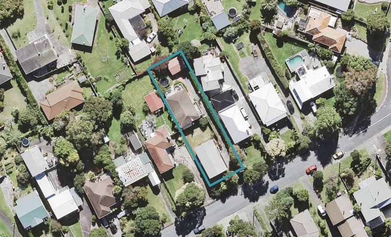 57 Cliff View Drive, Green Bay, Auckland - Carousel 1