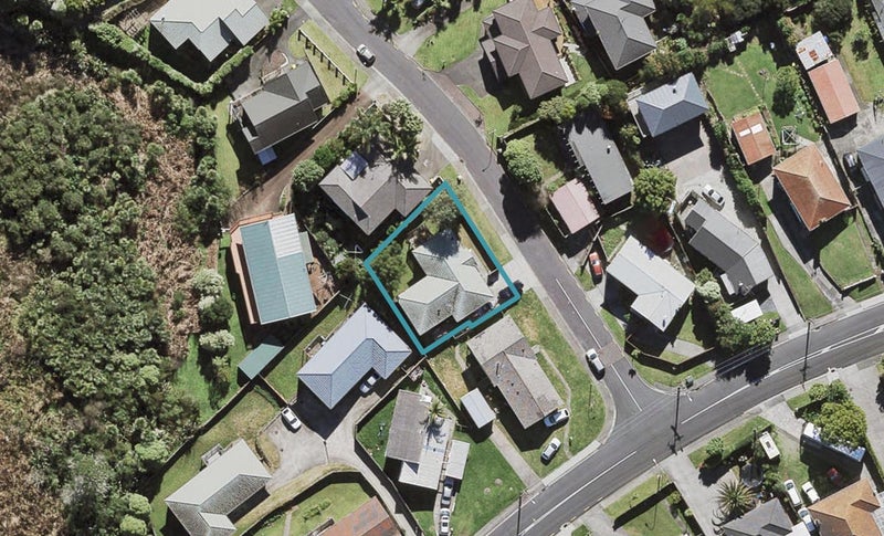 2 Blethyn Place, Te Atatu South, Auckland - Carousel 1