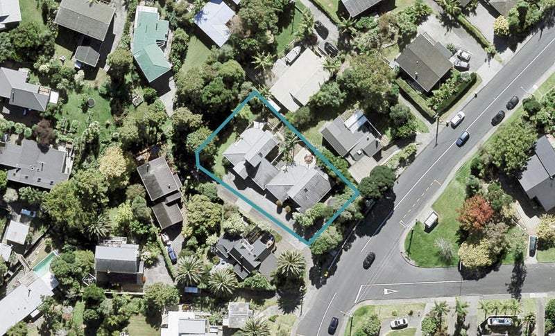 2/898 Beach Road, Waiake, Auckland - Carousel 1