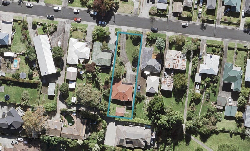 9 Cron Avenue, Te Atatu South, Auckland - Carousel 1