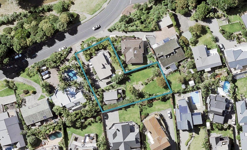 16 Browns Bay Road, Rothesay Bay, Auckland - Carousel 1