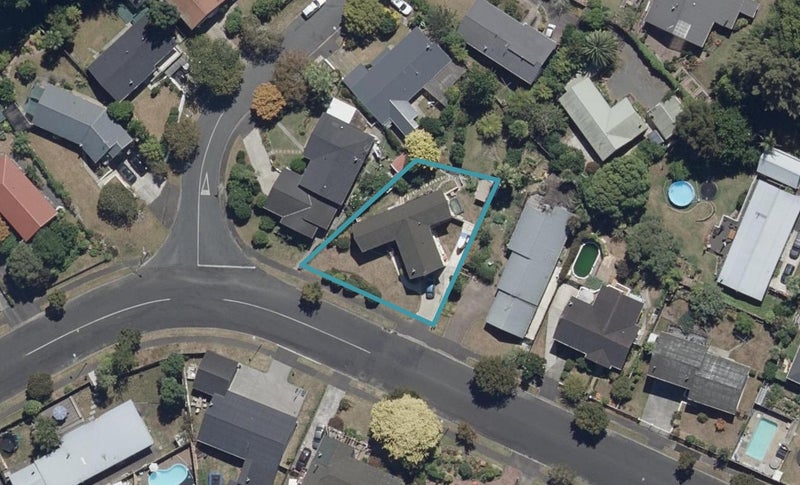 10 Sunnyhills Avenue, Glenview, Hamilton - Carousel 1