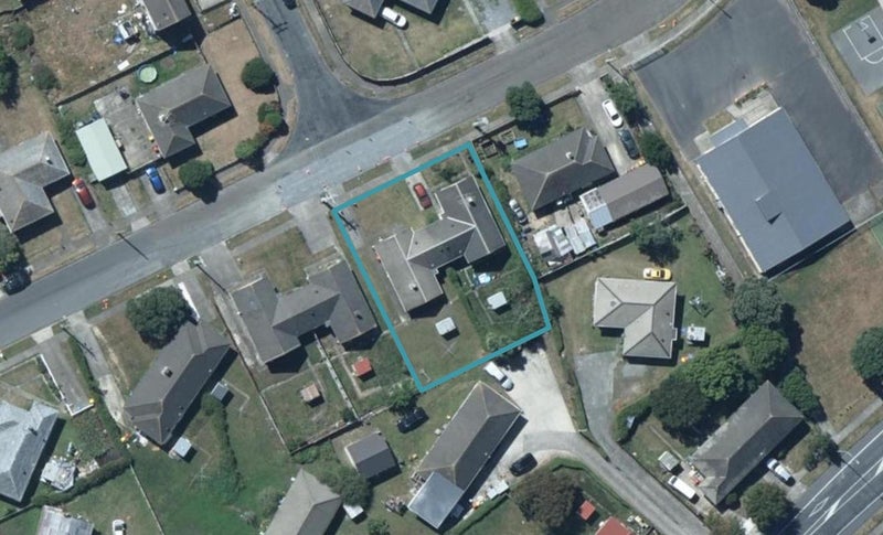 8A Matahourua Crescent, Cannons Creek, Porirua - Carousel 1