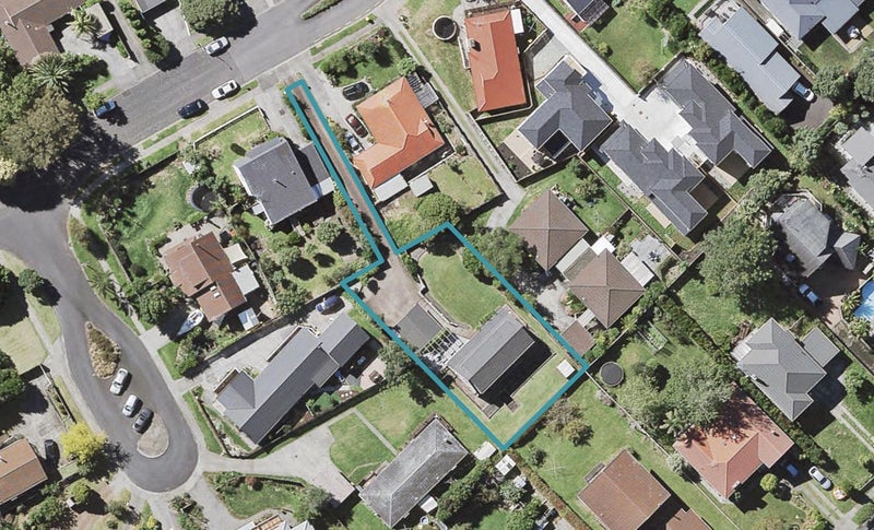 16 Dalwhinnie Parade, Highland Park, Auckland - Carousel 1