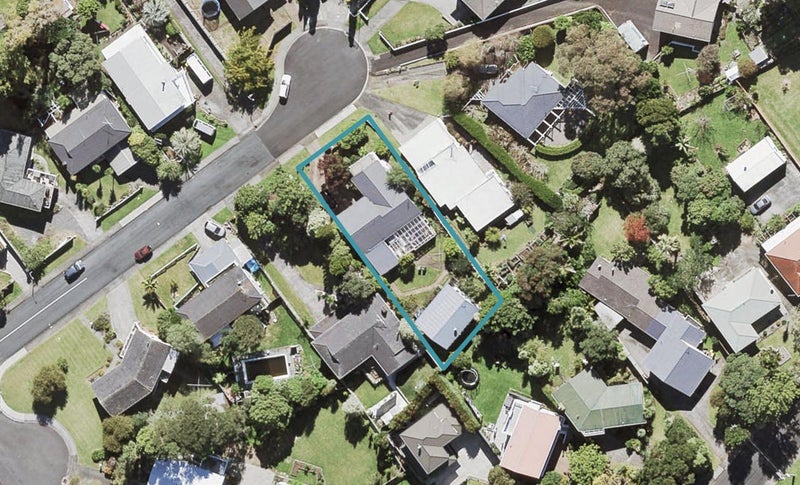 8 Glenroy Place, Green Bay, Auckland - Carousel 1