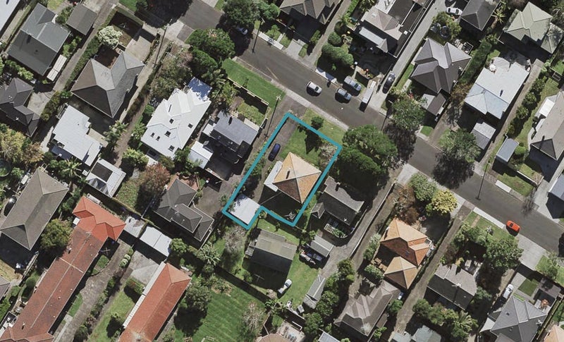 13 Kowhatu Road, One Tree Hill, Auckland - Carousel 1