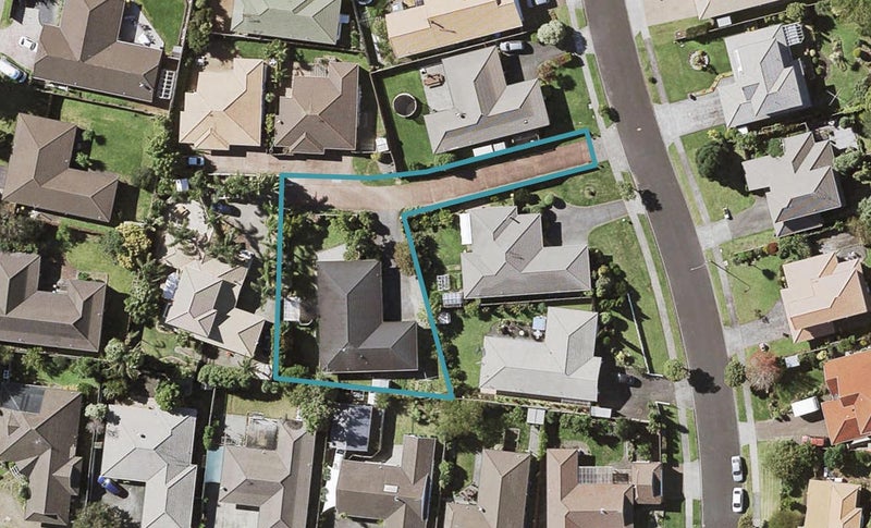 10 Pajaro Place, Golflands, Auckland - Carousel 1