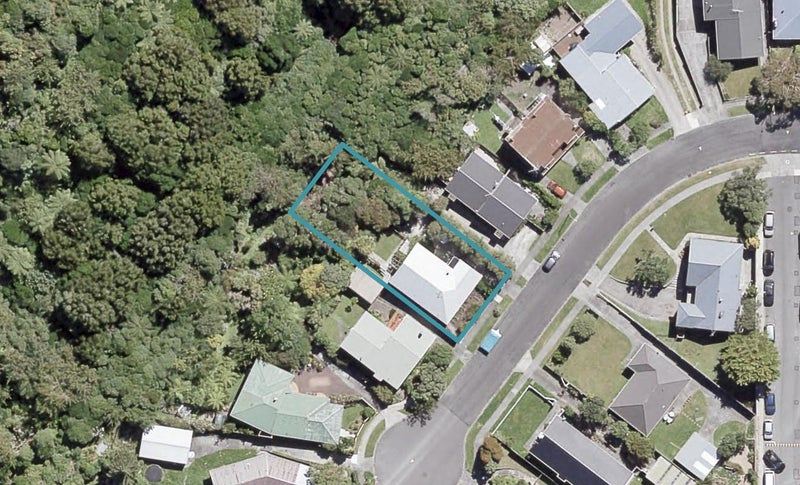 12 Holly Grove, Maungaraki, Lower Hutt - Carousel 1