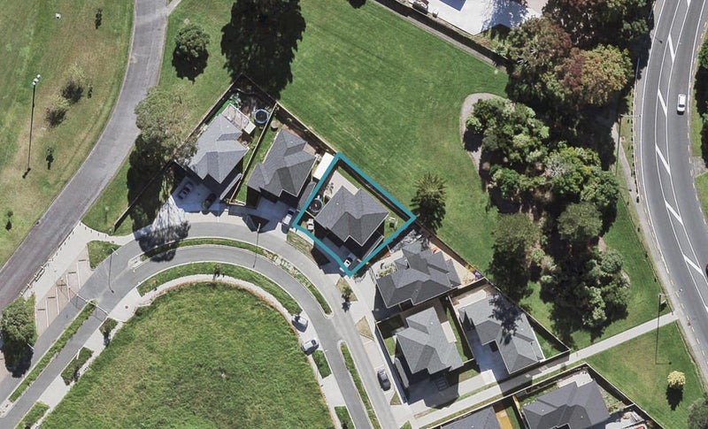 51 Bordeaux Parade, Te Atatu South, Auckland - Carousel 1