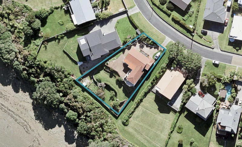 16 The Crescent, Tindalls Beach, Whangaparaoa - Carousel 1