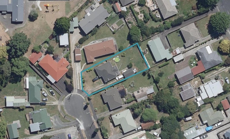 16 Somme Crescent, Hillcrest, Hamilton - Carousel 1