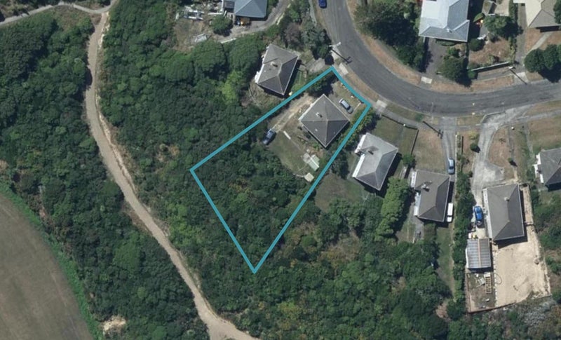 16 Spur Grove, Titahi Bay, Porirua - Carousel 1