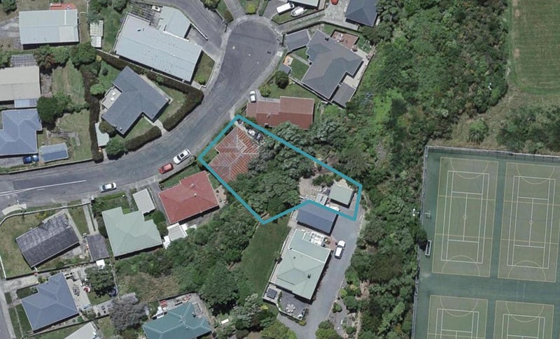 8 Beverley Grove, Paparangi, Wellington - Carousel 1