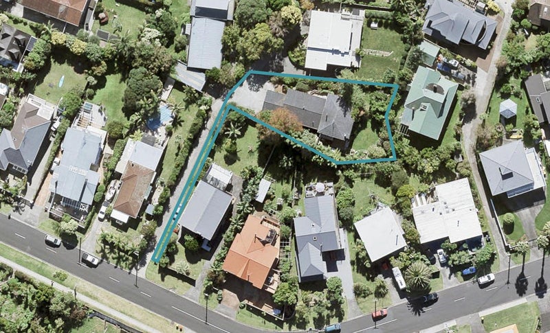 27 Ellangowan Road, Waiake, Auckland - Carousel 1