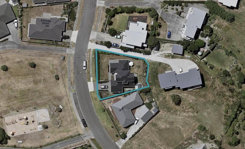 21 Pharazyn Avenue, Waikanae Beach, Waikanae - Carousel 1