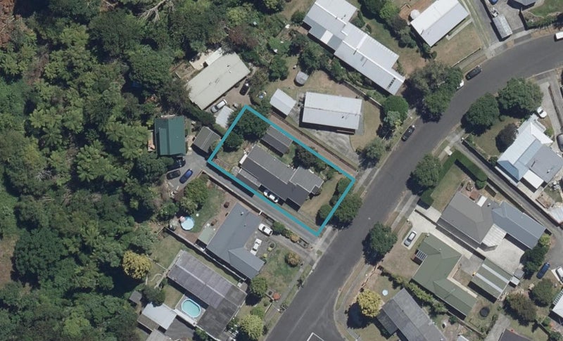 13 Lansdowne Crescent, Glenview, Hamilton - Carousel 1
