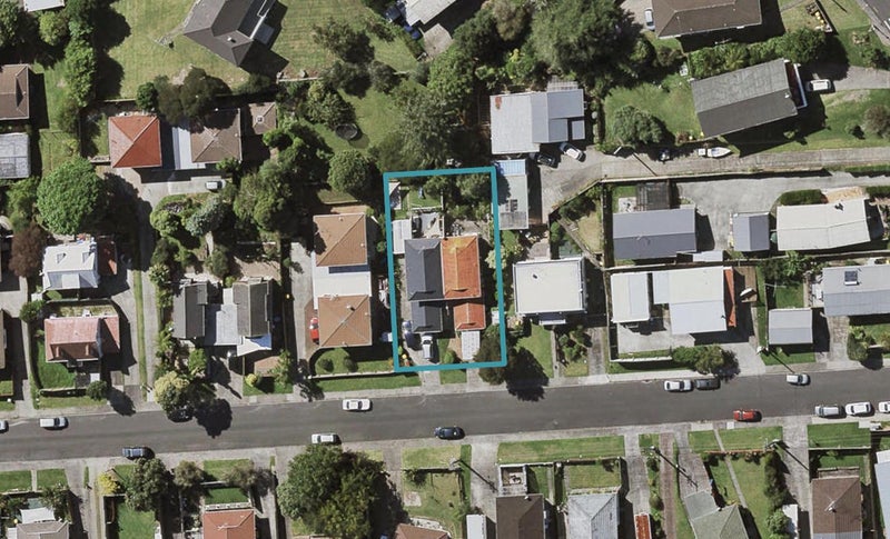 2/5 Lambrown Drive, Totara Vale, Auckland - Carousel 1