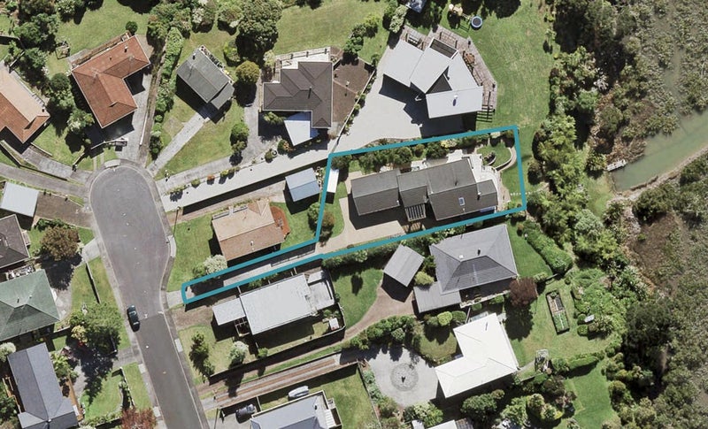 31 Realm Place, Massey, Auckland - Carousel 1