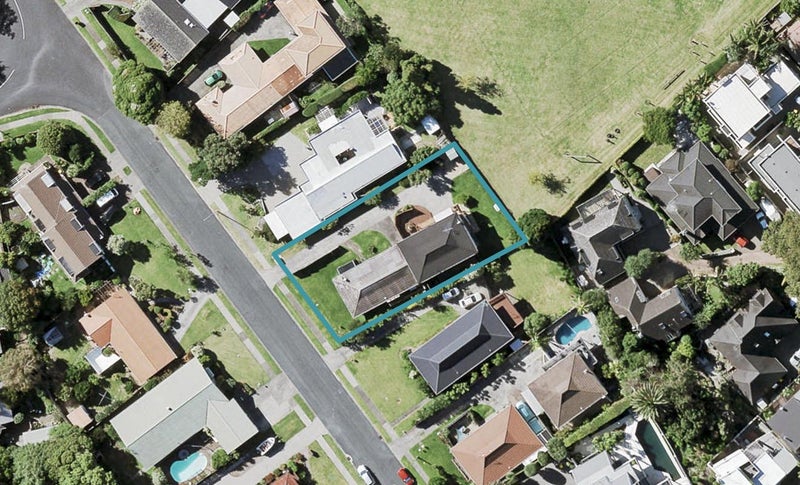 8B Malloy Place, Eastern Beach, Auckland - Carousel 1