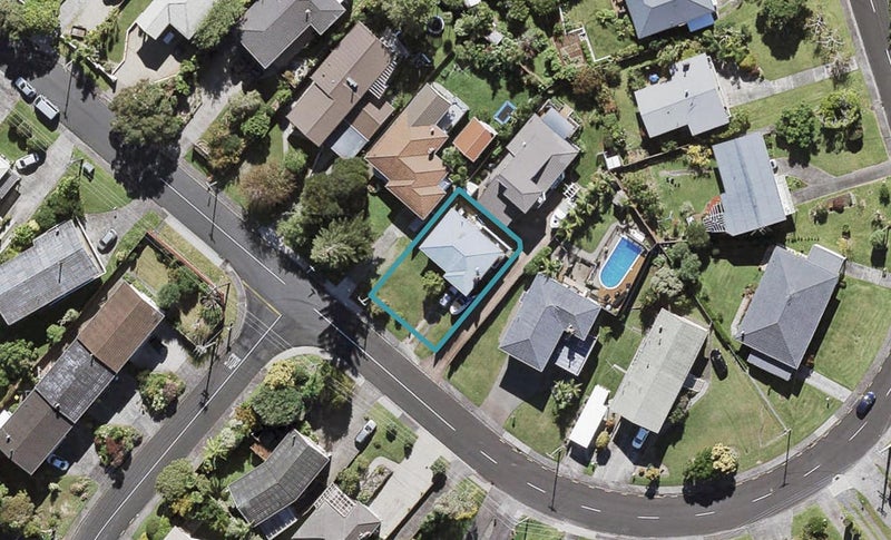 32 Jaemont Avenue, Te Atatu South, Auckland - Carousel 1