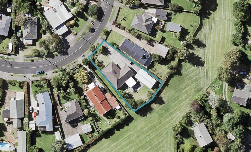 14 Weybridge Crescent, Glen Innes, Auckland - Carousel 1