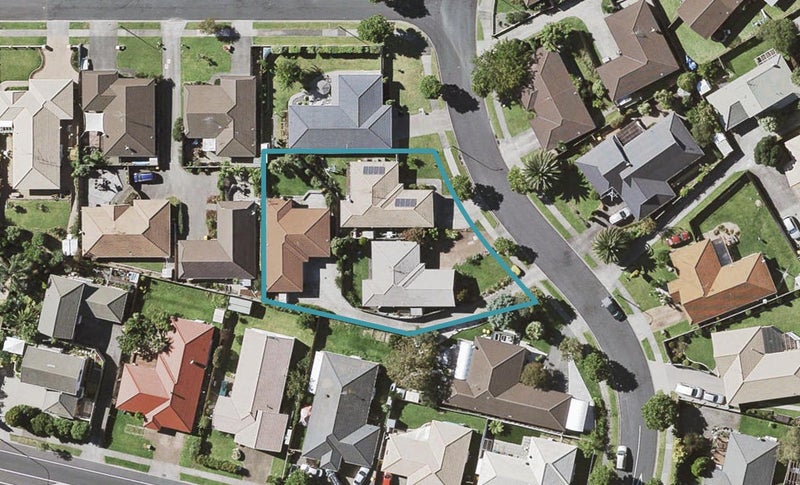 2/8 Bernie Edwards Place, Botany Downs, Auckland - Carousel 1