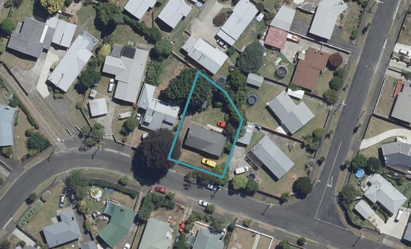 16 Forth Crescent, Glenview, Hamilton - Carousel 1