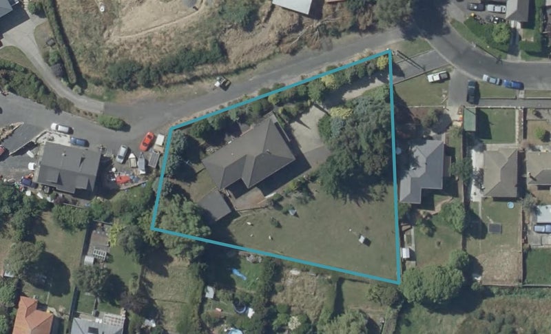 32 Waldron Crescent, Green Island, Dunedin - Carousel 1