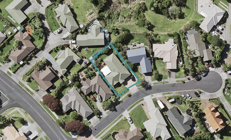 8 Robina Court, Burswood, Auckland - Carousel 1