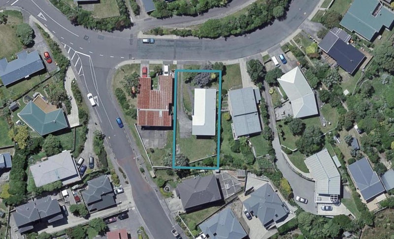 10 Somes Crescent, Newlands, Wellington - Carousel 1