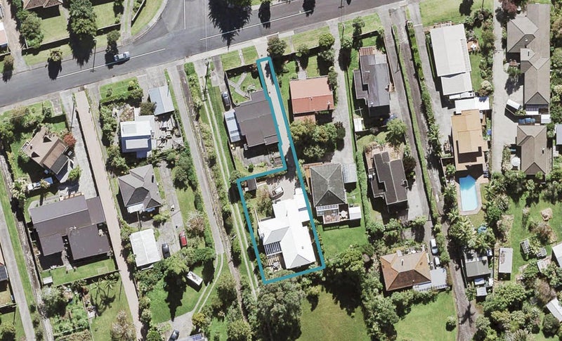 14A Cliff View Drive, Green Bay, Auckland - Carousel 1
