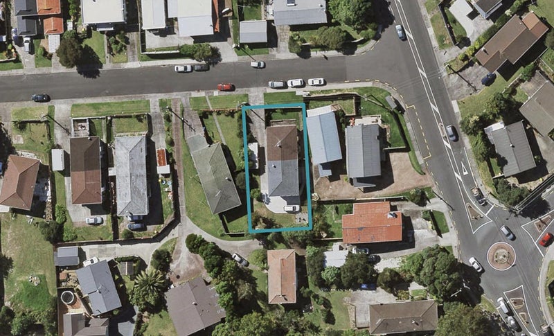 1/2 Lambrown Drive, Totara Vale, Auckland - Carousel 1