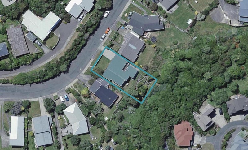 22 Somes Crescent, Newlands, Wellington - Carousel 1