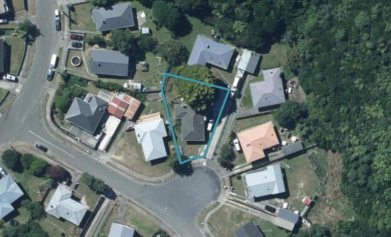 5 Carnavon Place, Cannons Creek, Porirua - Carousel 1