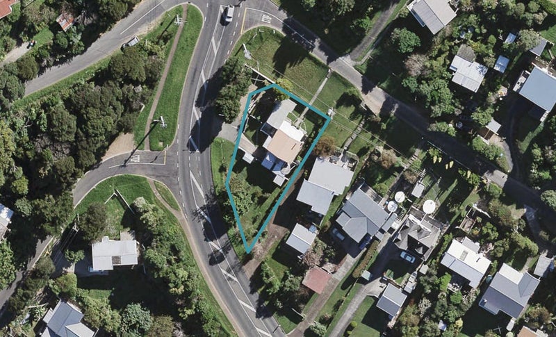 2 Moana Avenue, Surfdale, Waiheke Island - Carousel 1
