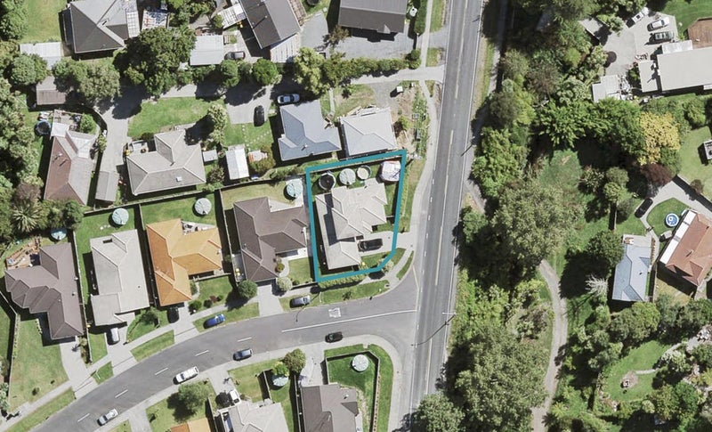 1 Burton'S Drive, SWANSON, AUCKLAND - Carousel 1