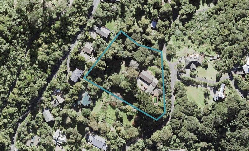 18 Tui Crescent, Waiatarua, Auckland - Carousel 1