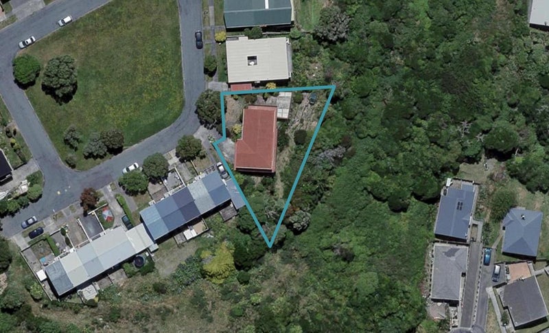 18 Waiwera Crescent, Maupuia, Wellington - Carousel 1