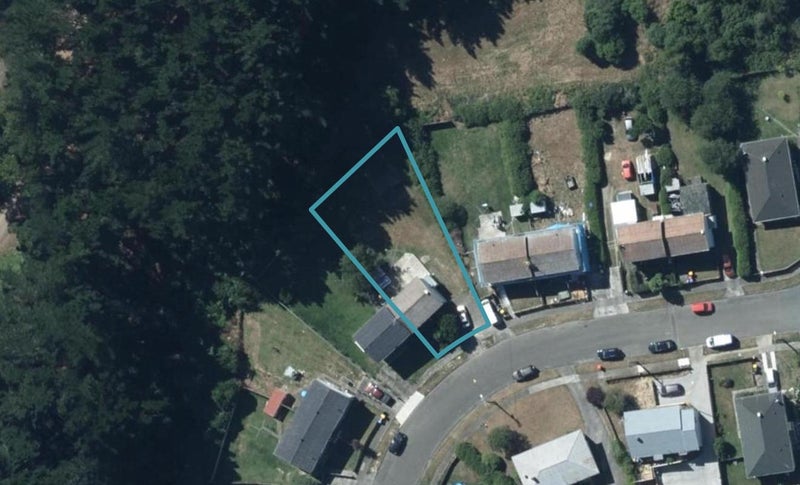 13 York Place, Cannons Creek, Porirua - Carousel 1